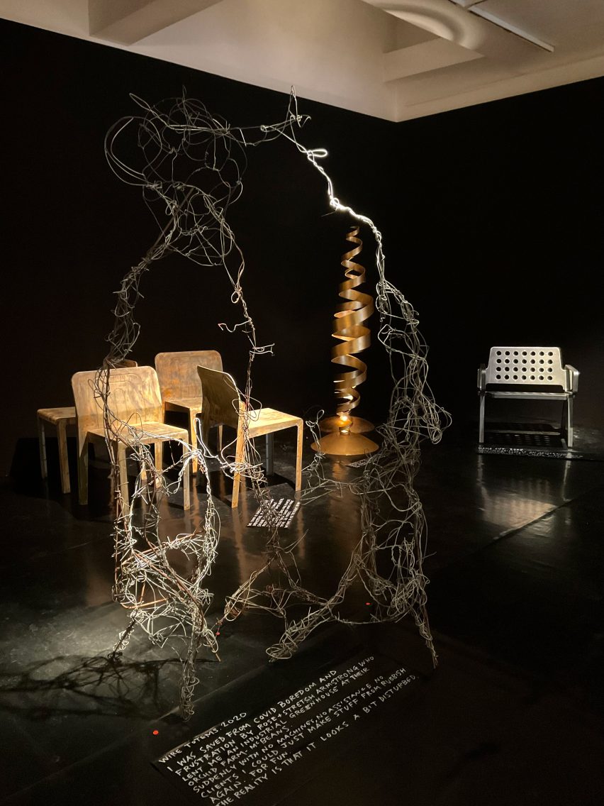 Стулья и скульптура на выставке Tom Dixon: Metalhead