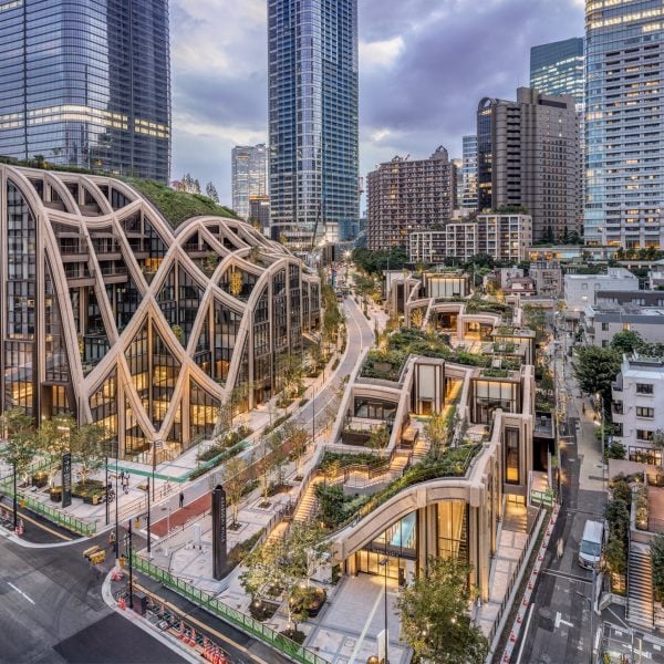 Heatherwick Studio представляет холмистый многофункциональный район в Токио