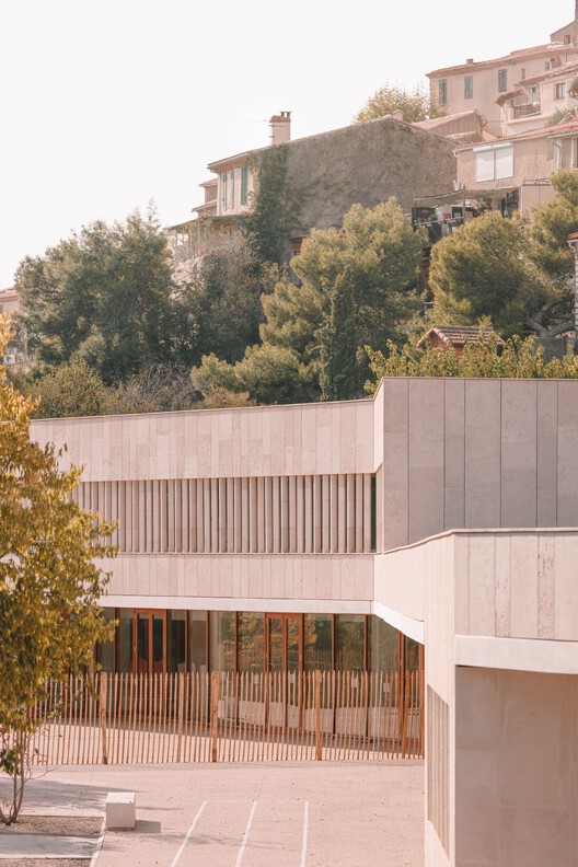 Ископаемое здание в школе Кабриес / Amelia Tavella Architectes — фотография экстерьера, окон, фасада
