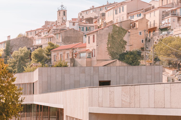 Ископаемое здание в школе Кабриес / Amelia Tavella Architectes — фотография экстерьера, окон, фасада