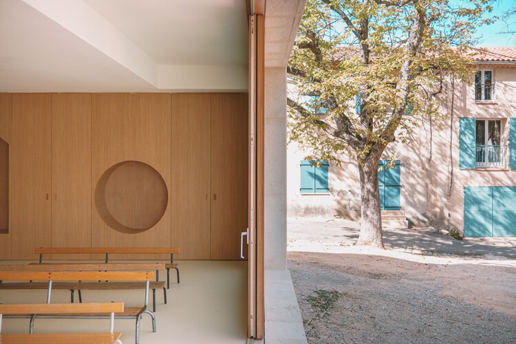 Ископаемое здание в школе Кабриес / Amelia Tavella Architectes — фотография интерьера, окон, фасада