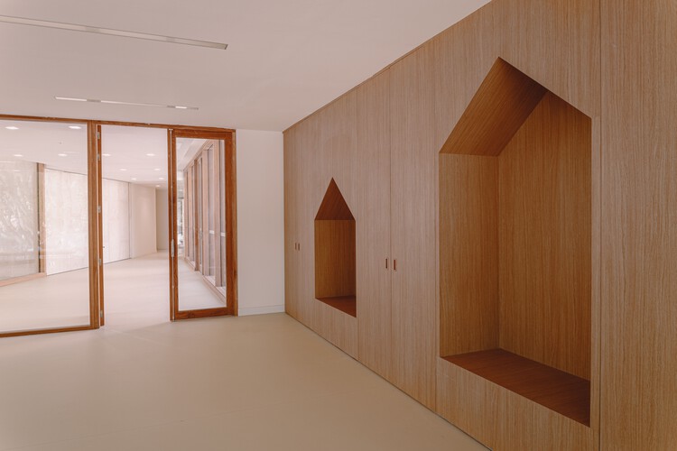 Ископаемое здание в школе Кабриес / Amelia Tavella Architectes – Фотография интерьера