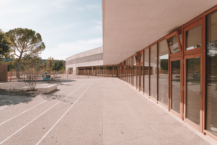 Ископаемое здание в школе Кабриес / Amelia Tavella Architectes — фотография экстерьера, фасад