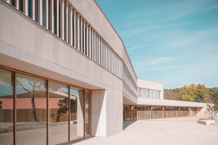 Ископаемое здание в школе Кабриес / Amelia Tavella Architectes — фотография экстерьера, фасад