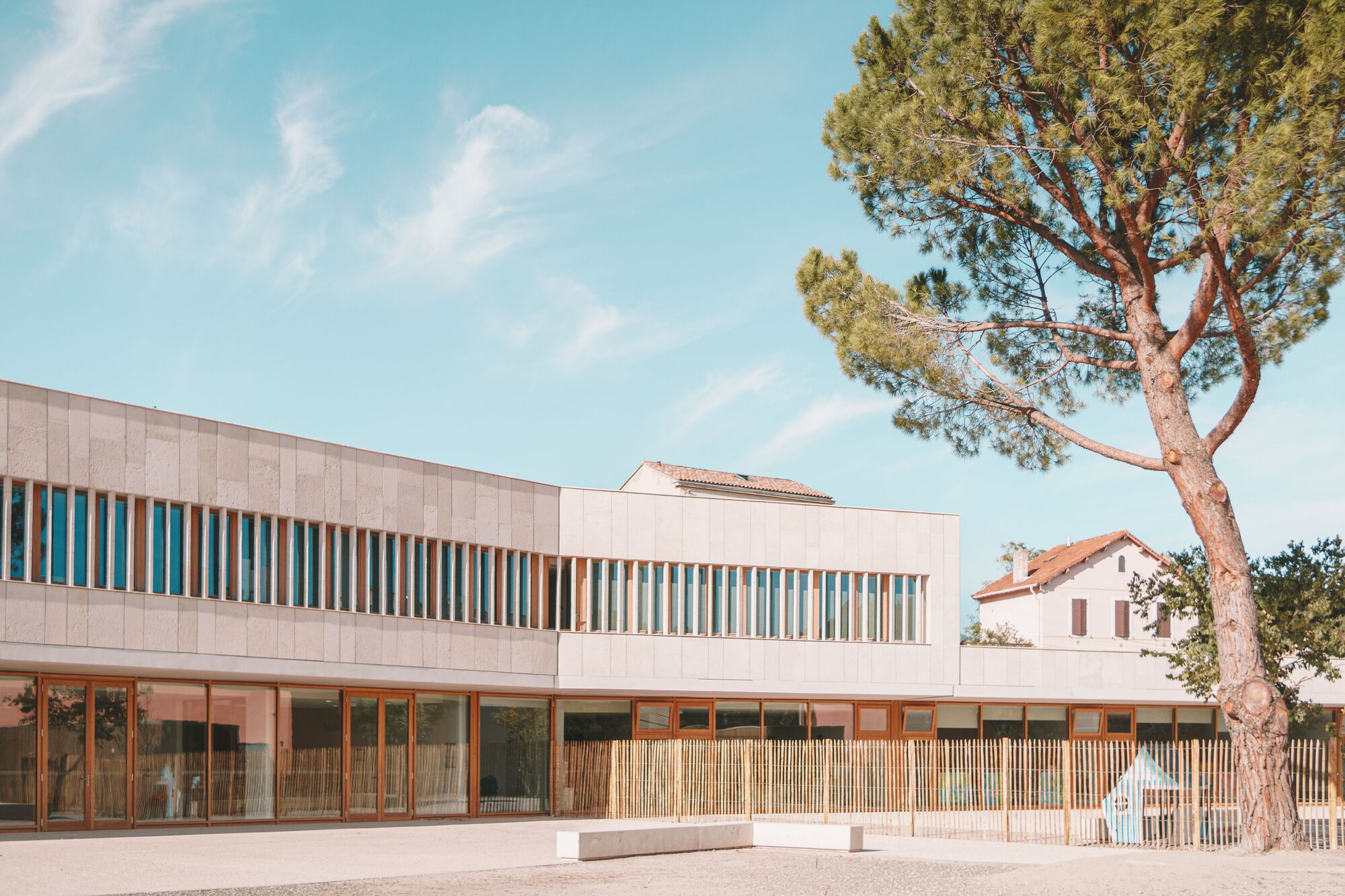 Ископаемое здание в школе Кабриес / Amelia Tavella Architectes