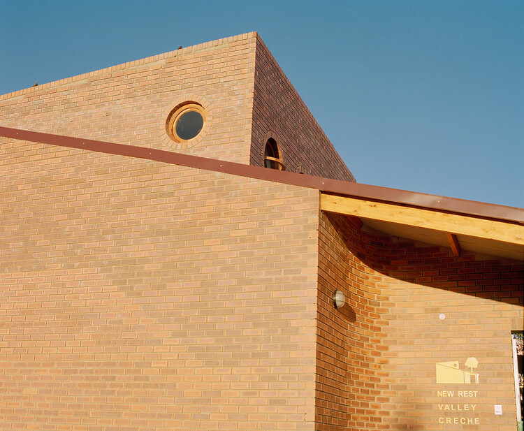 New Rest Valley Crèche / МААК - Фотография экстерьера, кирпич, фасад