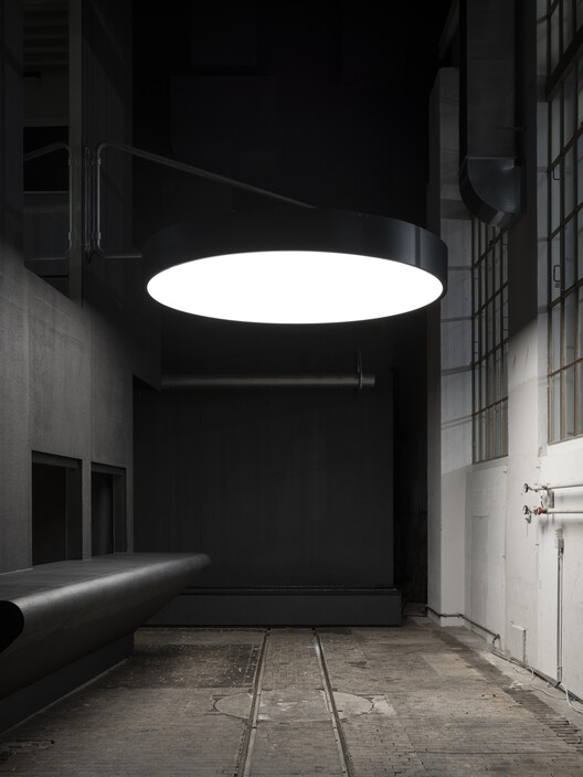 Студия Film Noir / Leopold Banchini Architects + Giona Bierens de Haan Architectures — Фотография интерьера, ванная комната