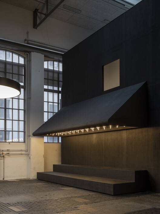 Студия Film Noir / Leopold Banchini Architects + Giona Bierens de Haan Architectures — Фотография интерьера, окна