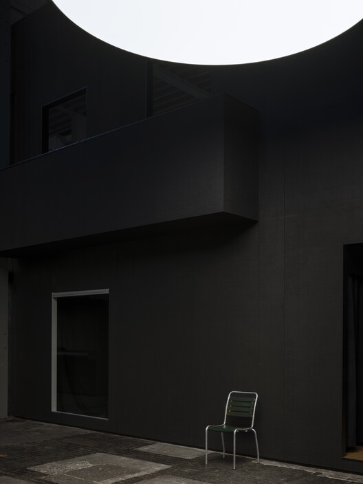 Студия Film Noir / Leopold Banchini Architects + Giona Bierens de Haan Architectures — Фотография интерьера, стул