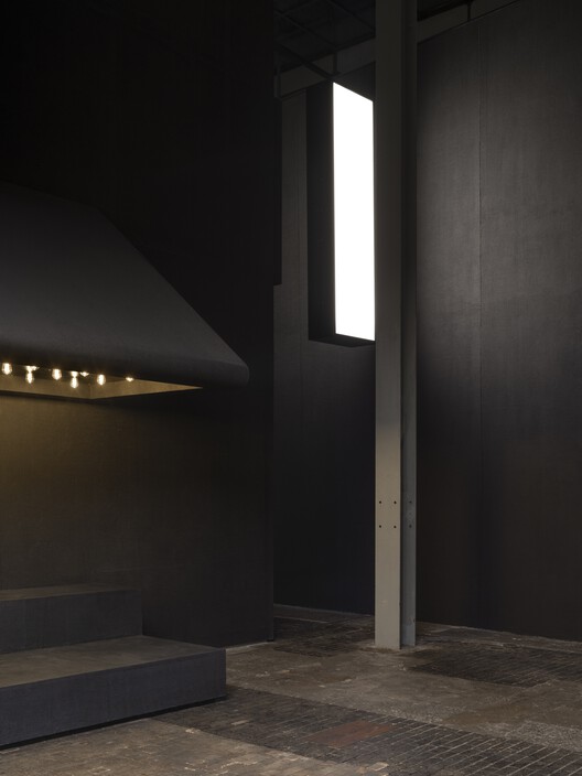 Студия Film Noir / Leopold Banchini Architects + Giona Bierens de Haan Architectures — Фотография интерьера, колонна