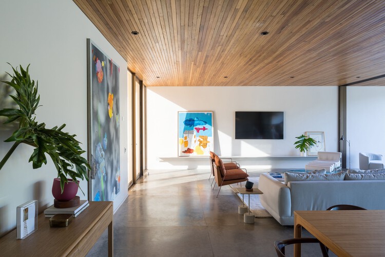 Casa 350 / BLOCO Arquitetos - Фотография интерьера, стол, стул, балка