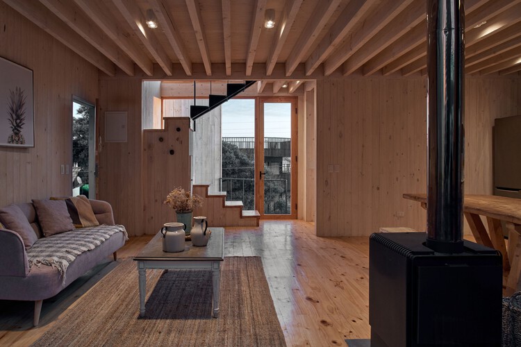Lagunita House / Croxatto y Opazo Arquitectos - Фотография интерьера, гостиная, диван, окна, балка
