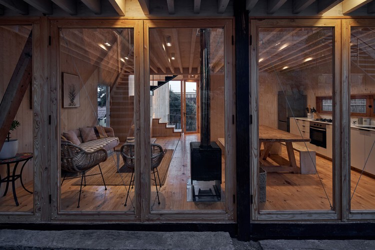 Lagunita House / Croxatto y Opazo Arquitectos - Фотография интерьера, окна, балка