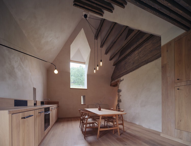 Ardoch House / Moxon Architects — Фотография интерьера, стол, окна, балка, стул