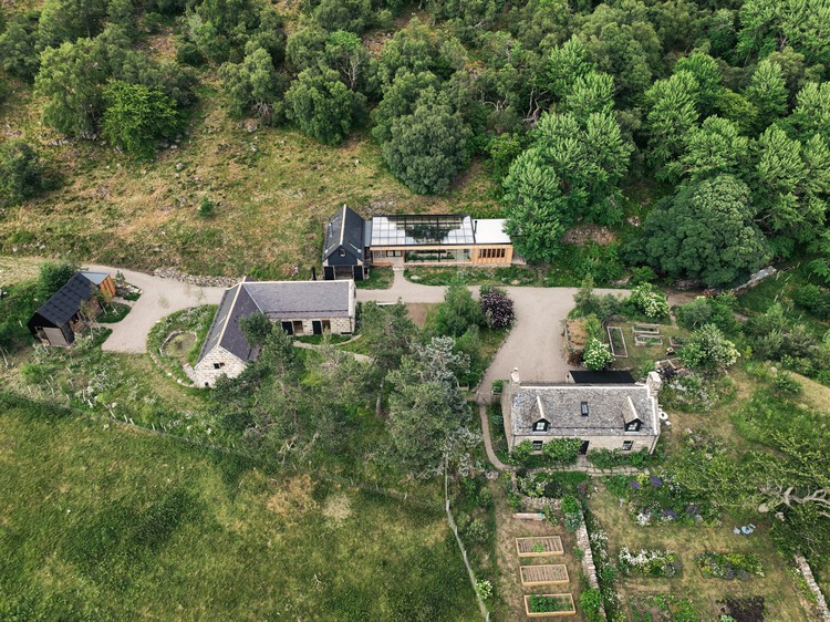 Ardoch House / Moxon Architects — Экстерьерная фотография, Лес