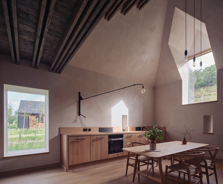 Ardoch House / Moxon Architects - Фотография интерьера, Столовая, Стол, Дерево, Окна, Столешница, Балка