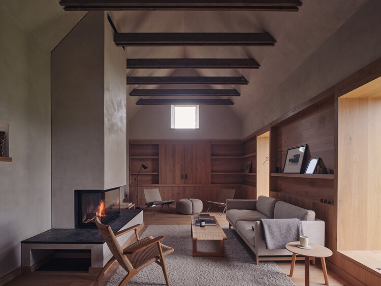 Ardoch House / Moxon Architects — Фотография интерьера, гостиная, стол, балка, стул