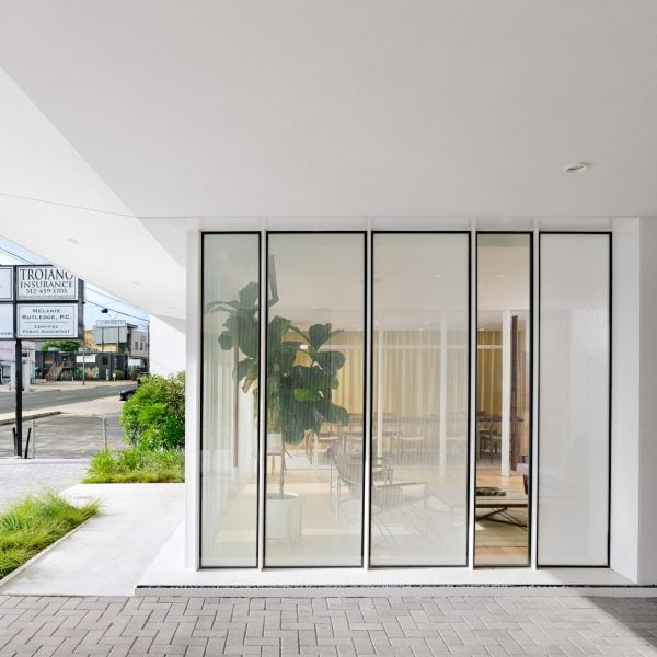 Baldridge Architects превращает ветхое здание в Остине в собственную студию