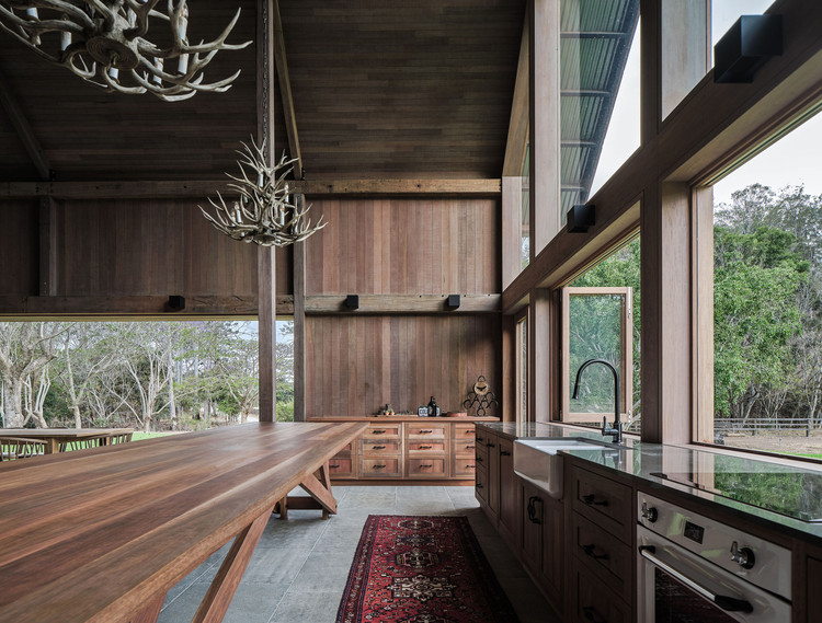 Дом-амбар / Paul Uhlmann Architects — фотография интерьера, кухня, дерево, стекло