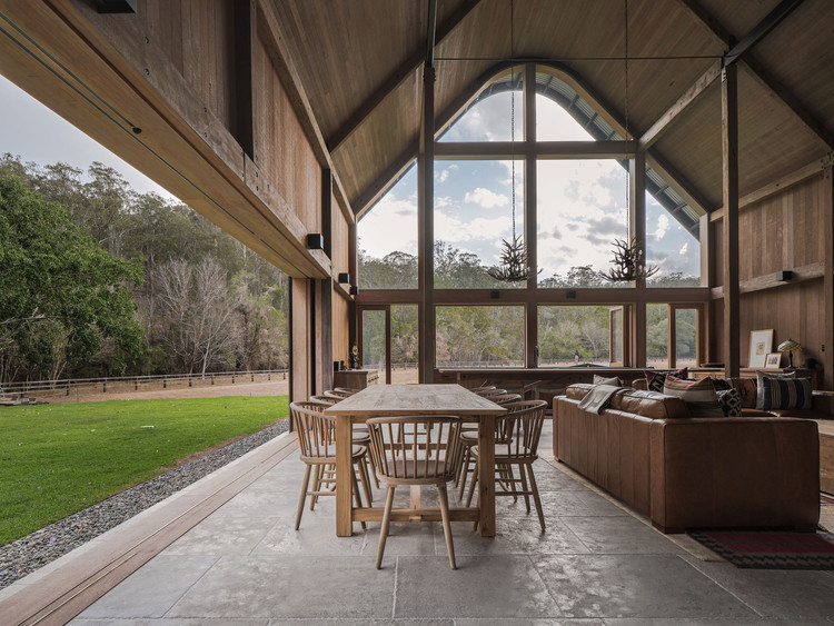 The Barn House / Paul Uhlmann Architects - Фотография интерьера, Столовая, Дерево, Стекло, Балка
