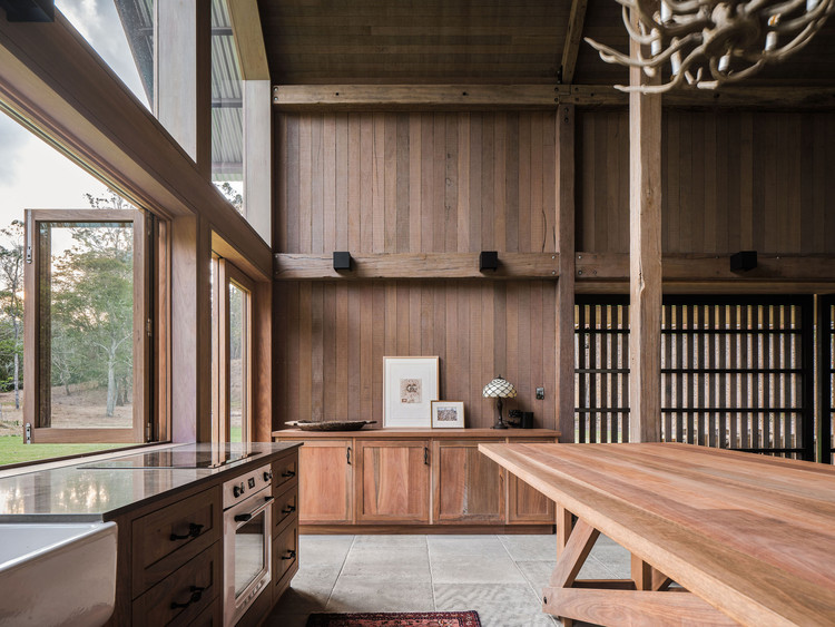 Дом-амбар / Paul Uhlmann Architects — фотография интерьера, кухня, дерево, стекло