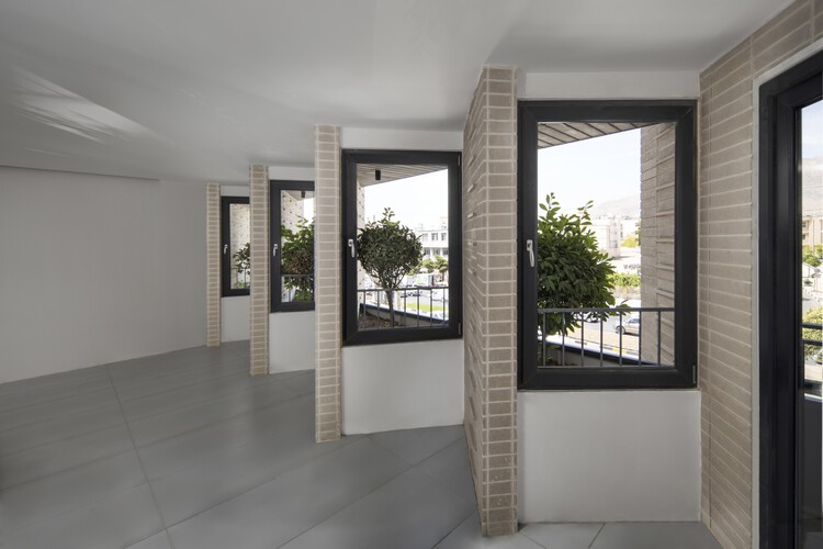 Sideway Apartment / Ashari Architects — Фотография интерьера, окна