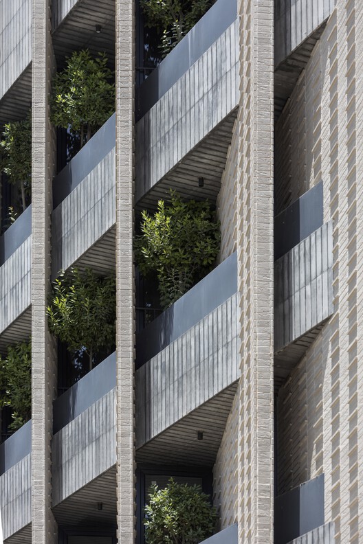 Sideway Apartment / Ashari Architects - Экстерьерная фотография, фасад