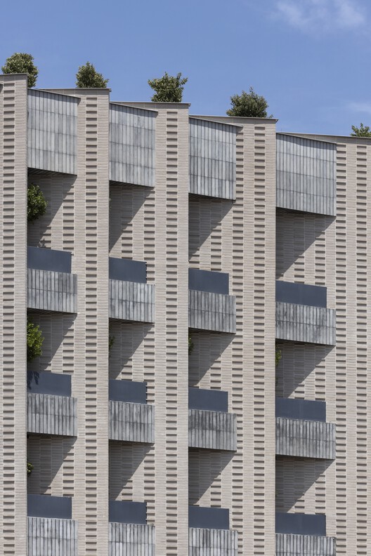 Квартира на боку / Ashari Architects - Фотография экстерьера, окна, фасад, балкон