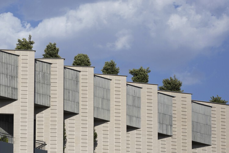 Квартира Sideway / Ashari Architects — Фотография экстерьера