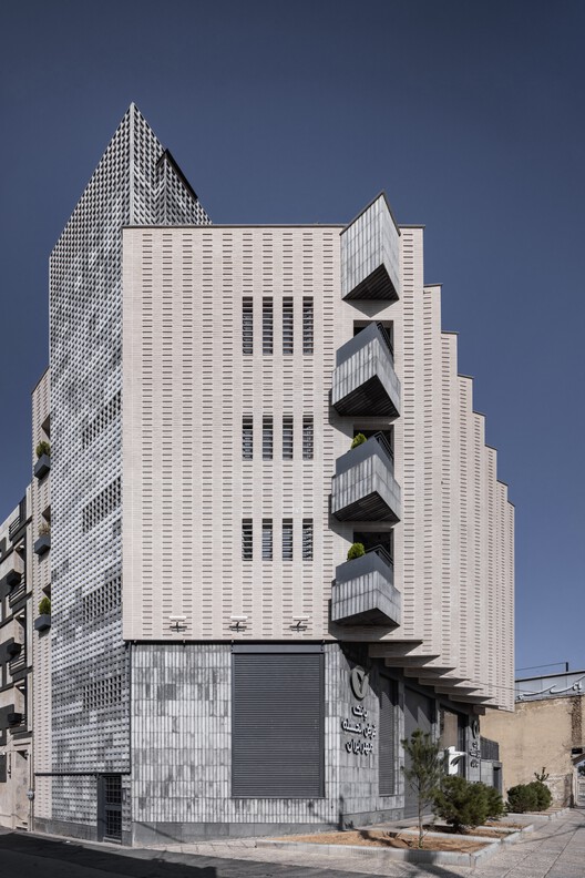 Квартира на обочине / Ashari Architects - Фотография экстерьера, фасад, городской пейзаж, окна