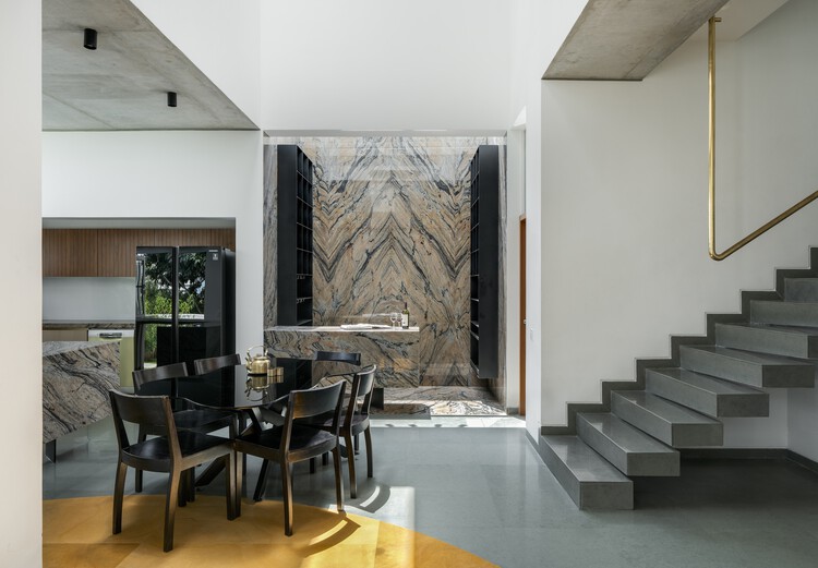 Joshi House / Анахата - Фотография интерьера, Столовая, Стул, Стол, Окна, Балка