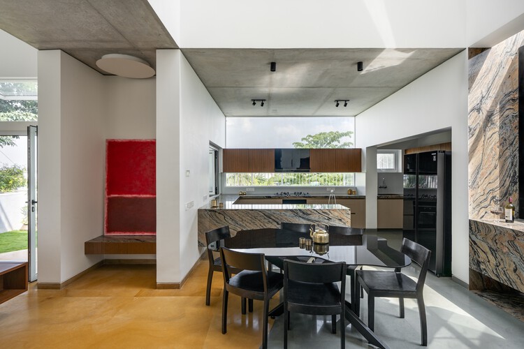 Joshi House / Анахата - Фотография интерьера, Стол, Стул, Столешница, Балка
