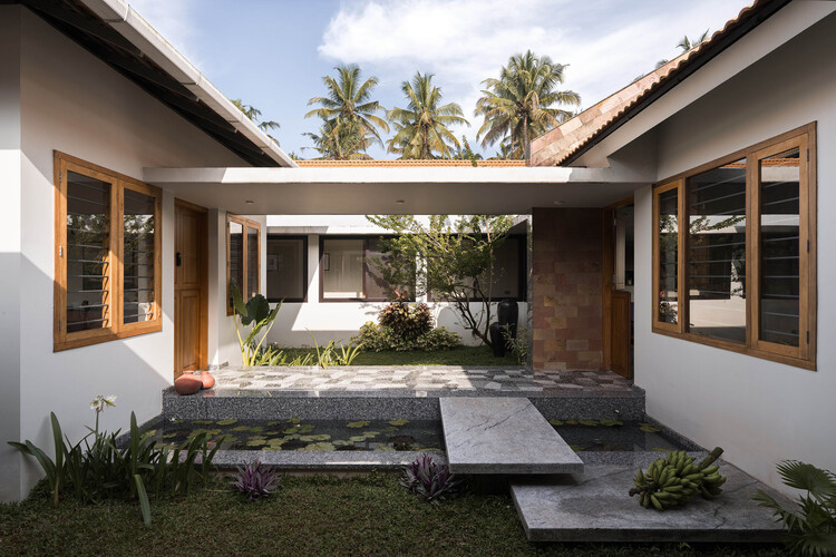 Дом Мала / Thomas Parambil Architects - фотография экстерьера, окна, фасад, сад, двор