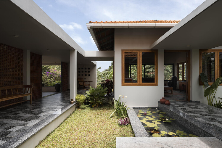 Дом Мала / Thomas Parambil Architects - фотография экстерьера, окна, фасад, сад, двор