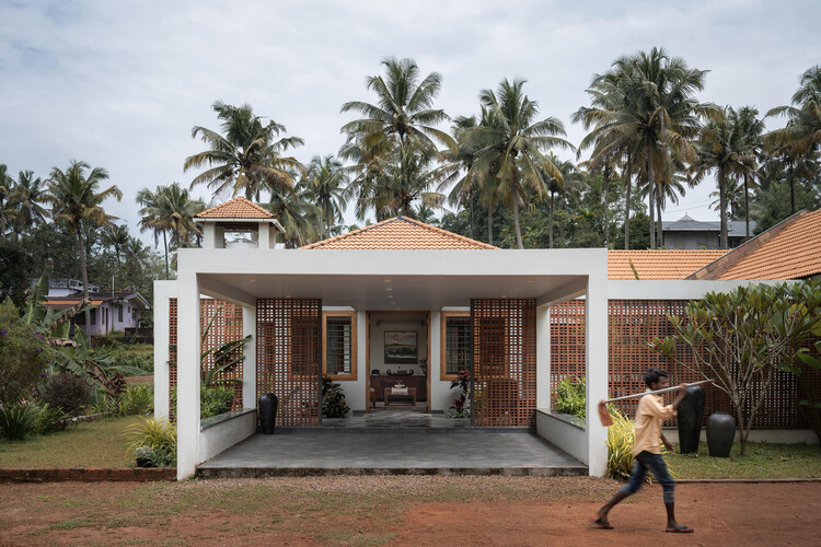 Дом Мала / Thomas Parambil Architects – фотография экстерьера, дверь, фасад