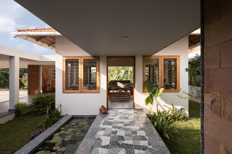 Дом Мала / Thomas Parambil Architects - Фотография интерьера, окон, фасада, сада, двора