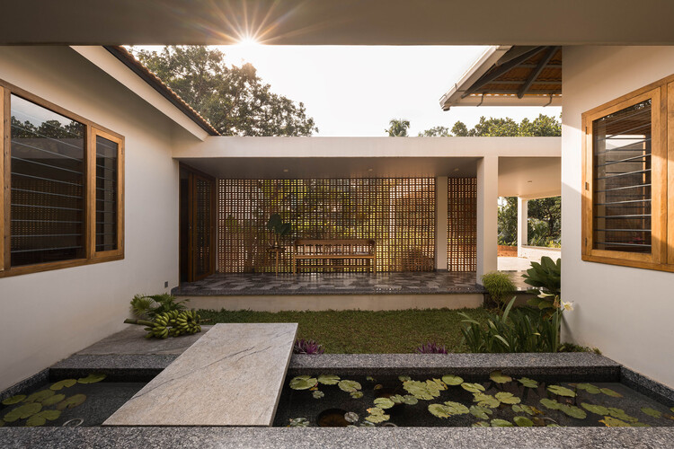 Дом Мала / Thomas Parambil Architects - Фотография интерьера, окна, освещение, фасад, сад, двор