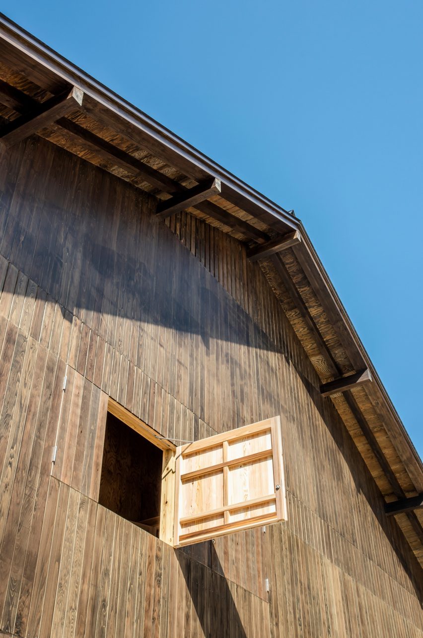 Окно в кедровом здании от Kei Kaihoh Architects в городе Джоэцу, префектура Ниигата.