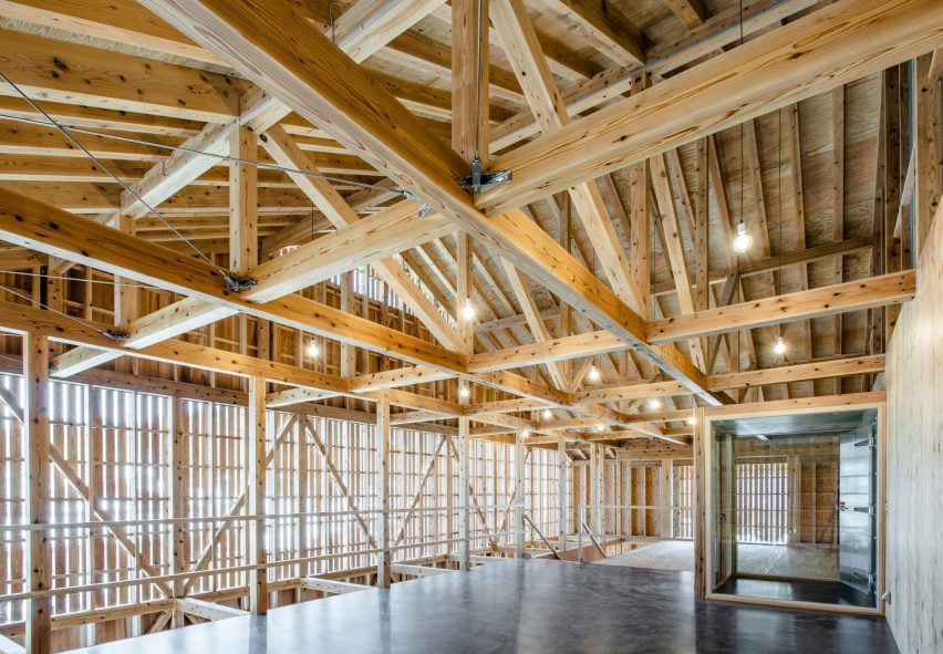 Комната отдыха внутри склада от Kei Kaihoh Architects в городе Джоэцу, префектура Ниигата.