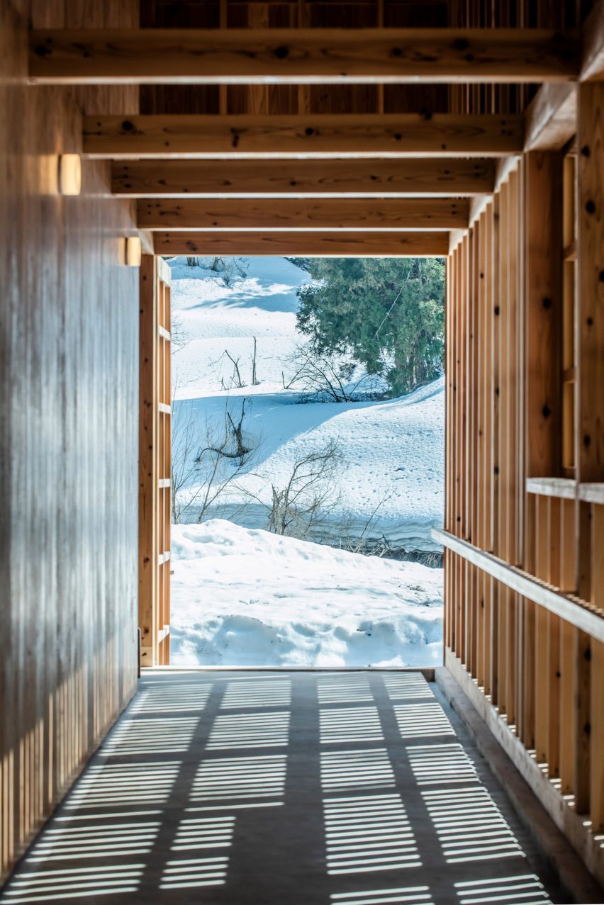 Деревянный переход на складе от Kei Kaihoh Architects в городе Джоэцу, префектура Ниигата.