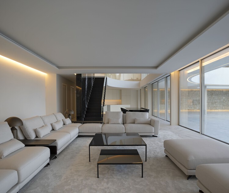 CTZ2 House / Pepe Giner Arquitectos - Фотография интерьера, гостиная, стол, диван, окна, стул