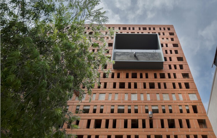 Большой-маленький дом / Kamat & Rozario Architecture - Экстерьерная фотография, окна, фасад