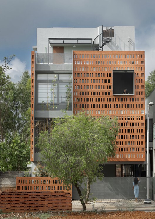 Большой-маленький дом / Kamat & Rozario Architecture - Экстерьерная фотография, окна, фасад