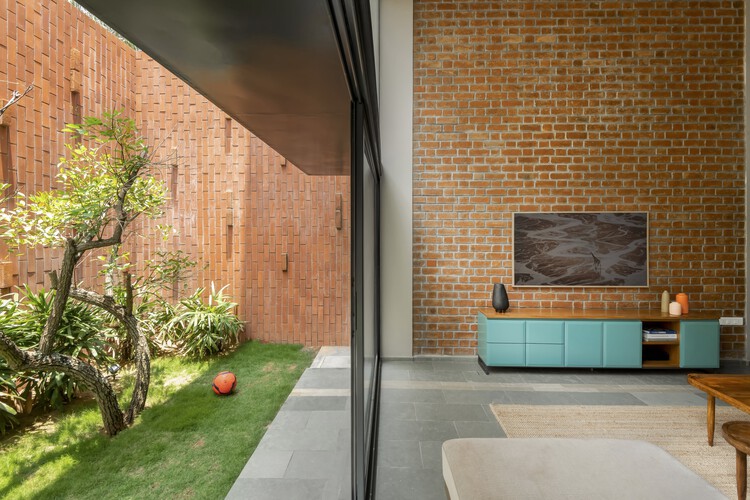 Большой-маленький дом / Kamat & Rozario Architecture - Фотография интерьера, кирпич, окна