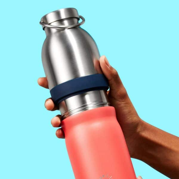 Bottlecup — это многоразовая бутылка для воды и чашка для кофе, состоящая из двух частей.