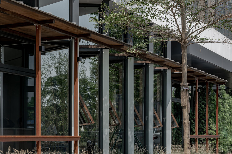 Деревянный павильон у реки - FEI PATISSERIE / NEME Studio Architects - Экстерьерная фотография, фасад, окна, балка, перила, колонна