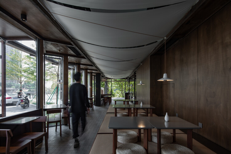 Деревянный павильон у реки - FEI PATISSERIE / NEME Studio Architects - Фотография интерьера, Столовая, Стол, Освещение, Стул