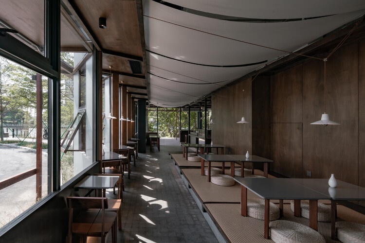 Деревянный павильон у реки - FEI PATISSERIE / NEME Studio Architects - Фотография интерьера, Столовая, Стол, Окна, Стул