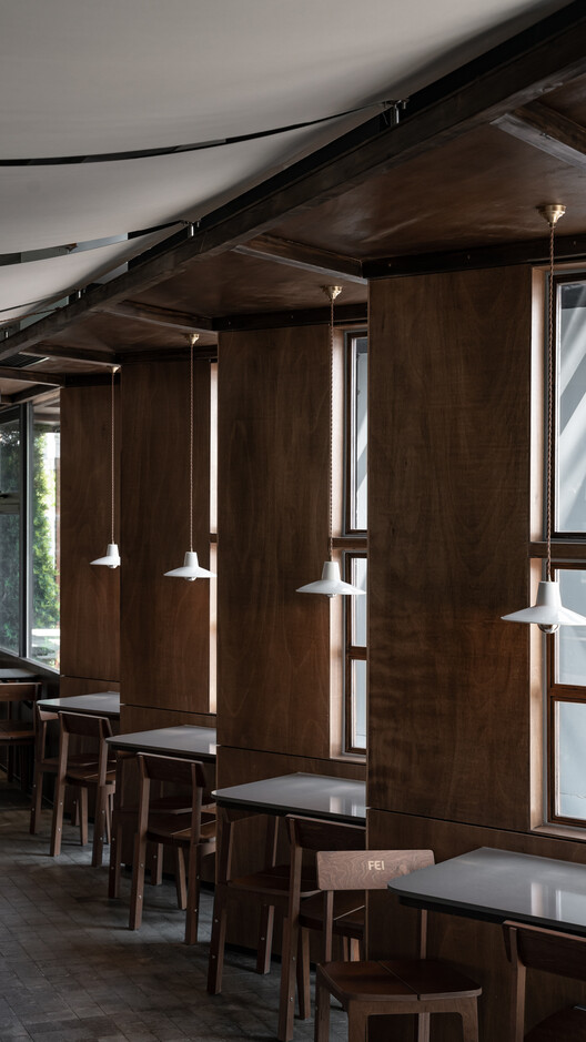 Деревянный павильон у реки - FEI PATISSERIE / NEME Studio Architects - Фотография интерьера, окна, стол, балка