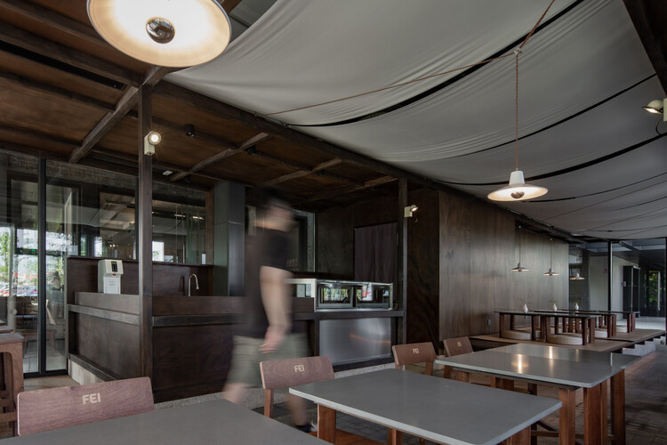 Деревянный павильон у реки - FEI PATISSERIE / NEME Studio Architects - Фотография интерьера, кухня, стол, раковина, столешница, освещение, балка